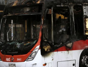 Desconocidos queman bus y le golpean a chofer por 16 años de la muerte del anarquista Mauricio Morales