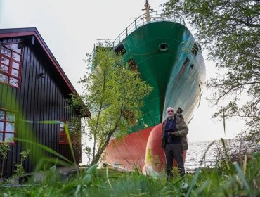 Enorme buque de carga encalló contra el jardín de una casa mientras el dueño dormía en Noruega
