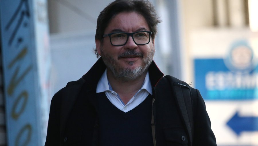 Exministro Barraza figura como uno de los funcionarios públicos que viajó fuera del país con licencia médica