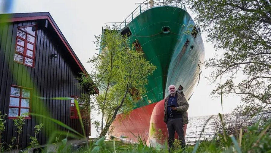Enorme buque de carga encalló contra el jardín de una casa mientras el dueño dormía en Noruega