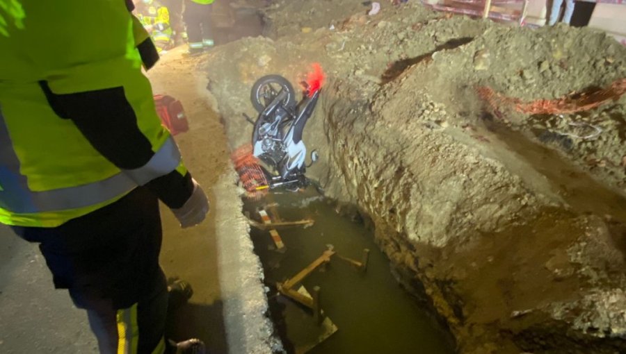 Motorista muere en Villa Alemana tras caer a zanjón en plena calle