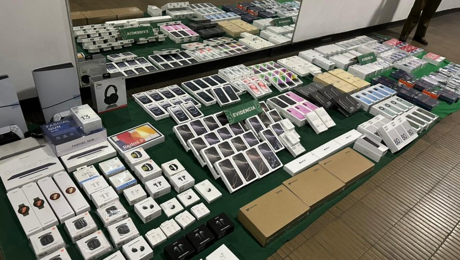 Delincuentes que robaron $120 millones en teléfonos celulares desde local en Las Condes fueron detenidos mientras escapaban