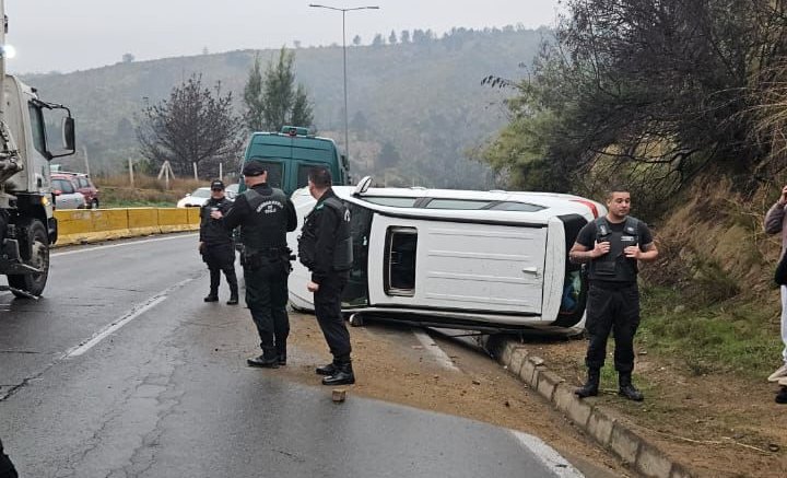 Accidente en Las Palmas termina con vehículo volcado: personal de Gendarmería prestó colaboración en la emergencia en Viña