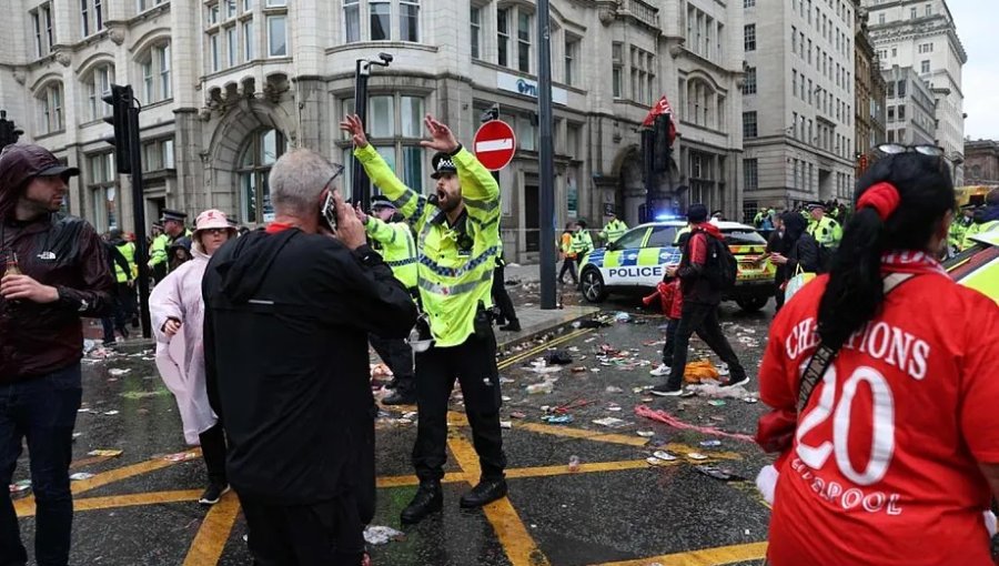 Al menos 27 personas heridas, dos de ellas de gravedad, deja atropello masivo a hinchas del Liverpool en Inglaterra