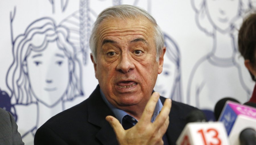 Exministro Mañalich propuso revisar ubicación de celulares de funcionarios con licencias médicas