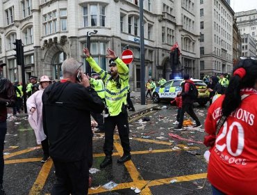 Al menos 27 personas heridas, dos de ellas de gravedad, deja atropello masivo a hinchas del Liverpool en Inglaterra