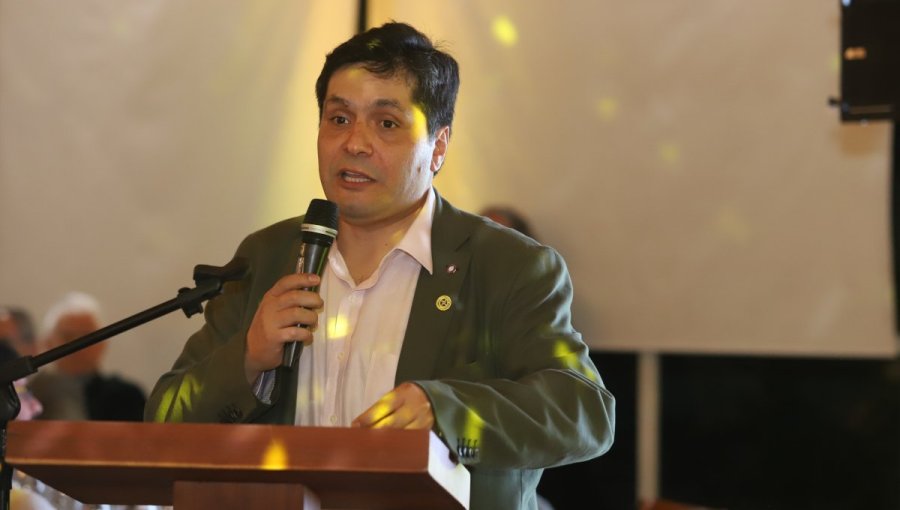 Vicepresidente del Colegio Médico renuncia ante "eventual inclusión" de su nombre en listado de licencias médicas