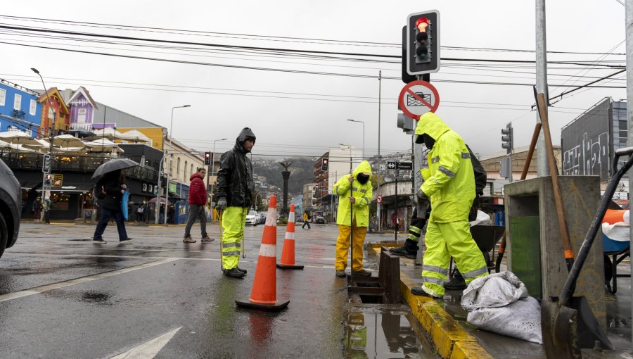Con la limpieza de tranques y la habilitación de los sumideros de aguas lluvias, Valparaíso se prepara para afrontar el invierno