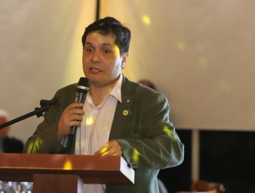 Vicepresidente del Colegio Médico renuncia ante "eventual inclusión" de su nombre en listado de licencias médicas