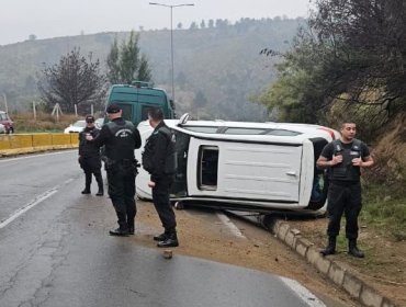 Accidente en Las Palmas termina con vehículo volcado: personal de Gendarmería prestó colaboración en la emergencia en Viña