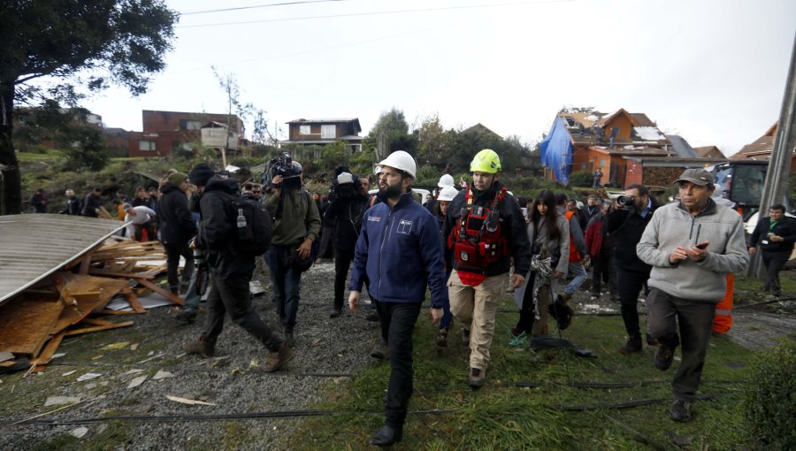 Presidente Boric realizó un recorrido por la zona afectada por tornado en Puerto Varas