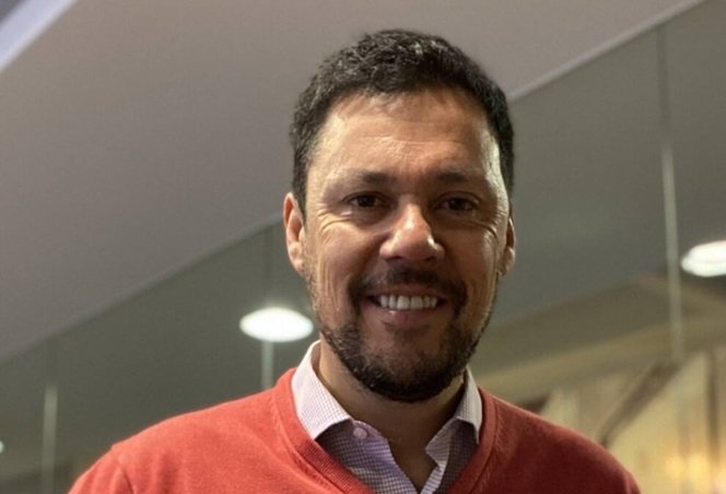 Renuncia gerente corporativo de Personas de Metro tras revelarse que viajó al extranjero estando con licencia médica