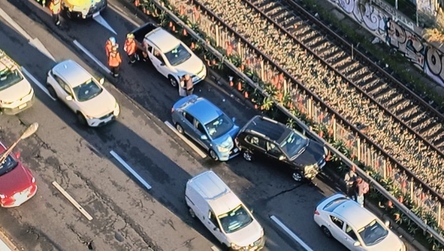 Congestión provocó colisión de dos automóviles en la Av. España de Viña del Mar