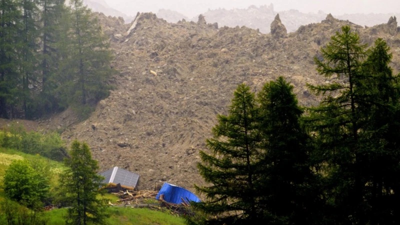 Un pueblo en Suiza quedó sepultado por una avalancha provocada por el derrumbe de un glaciar