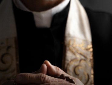 Denuncian a sacerdote por presunto abuso sexual a alumna en colegio de San Antonio: víctima sufre bullying de sus compañeros