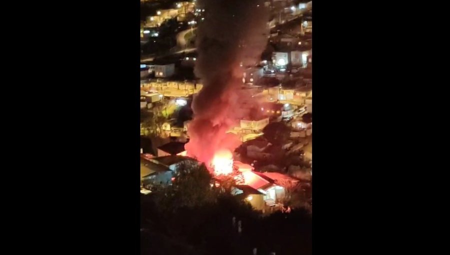 Incendio consume completamente una vivienda en sector de la Villa Independencia de Viña del Mar