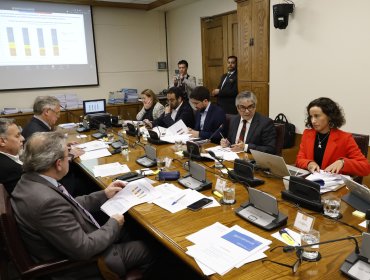 Comisión de Hacienda del Senado comenzó discusión del proyecto que reajusta el monto del ingreso mínimo mensual