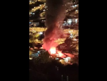 Incendio consume completamente una vivienda en sector de la Villa Independencia de Viña del Mar