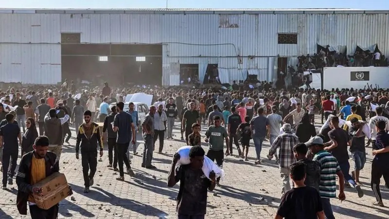 Cuatro palestinos mueren en un asalto de "hordas de personas hambrientas" a un almacén de alimentos en Gaza