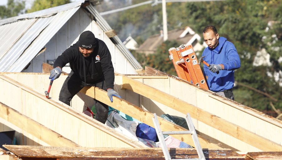 Entregan materiales a más de 200 viviendas para proteger de nuevas lluvias a damnificados por tornado en Puerto Varas