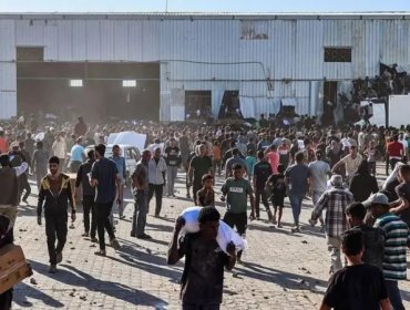 Cuatro palestinos mueren en un asalto de "hordas de personas hambrientas" a un almacén de alimentos en Gaza