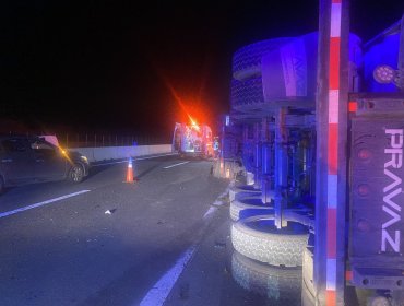 Camión de alto tonelaje termina volcado en ruta 60CH de Limache: conductor lesionado
