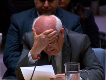 Embajador de los palestinos en la ONU rompe en llanto por la muerte por hambre de niños en Gaza