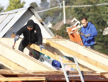 Entregan materiales a más de 200 viviendas para proteger de nuevas lluvias a damnificados por tornado en Puerto Varas