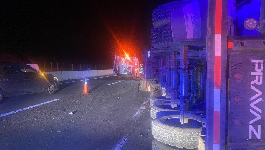 Camión de alto tonelaje termina volcado en ruta 60CH de Limache: conductor lesionado