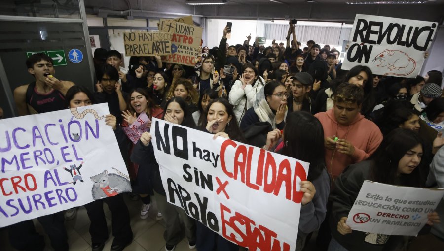 Estudiantes de la U. de Valparaíso votan a favor del paro general y se suman a la UPLA