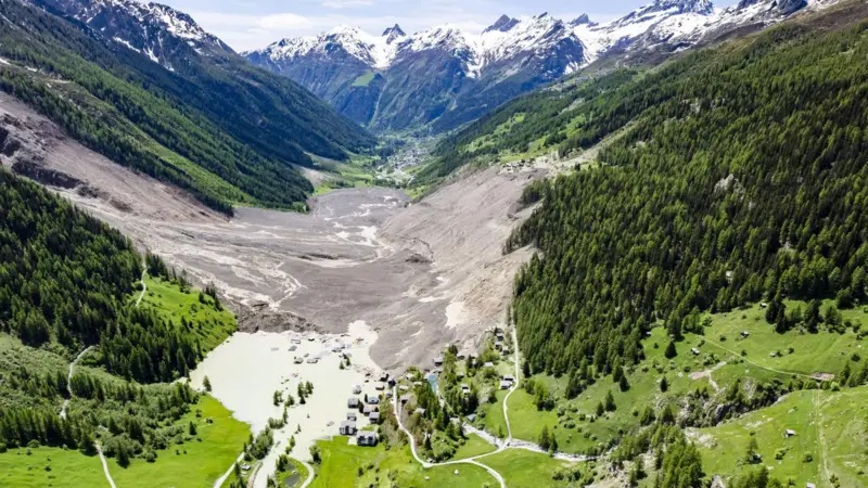 Las impresionantes imágenes que muestran cómo quedó el pueblo suizo sepultado por el derrumbe de un glaciar