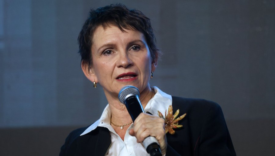 Carolina Tohá promete "reforzar" solución habitacional para la megatoma de San Antonio y que Puerto a Gran Escala "vea la luz"