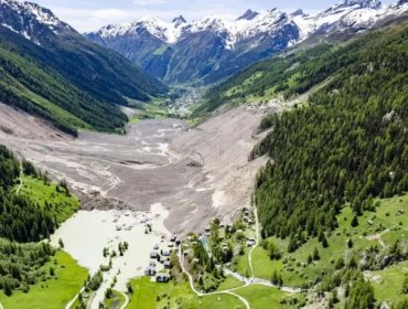 Las impresionantes imágenes que muestran cómo quedó el pueblo suizo sepultado por el derrumbe de un glaciar