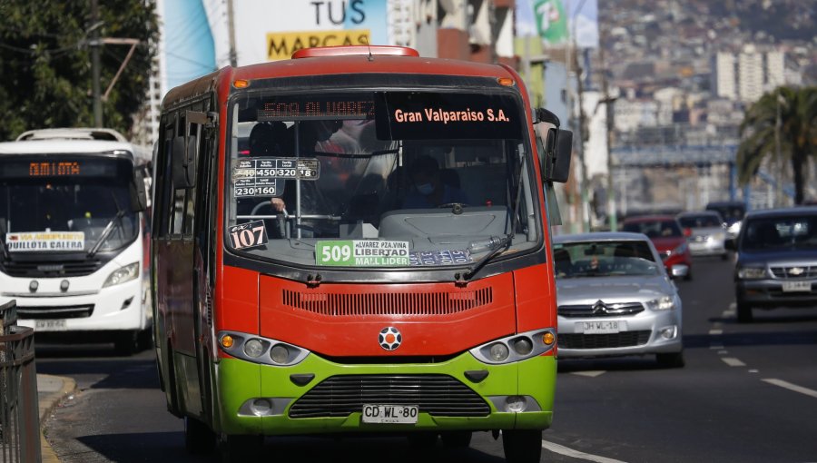 Microbuseros suspenden paro de este lunes en el Gran Valparaíso y dan ultimátum al Gobierno: el miércoles se saldaría la deuda