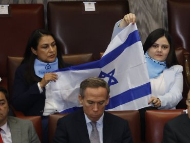 Polémica en la Cuenta Pública: Diputadas Sara Concha y Francesca Muñoz levantan bandera de Israel y desatan la ira de oficialistas