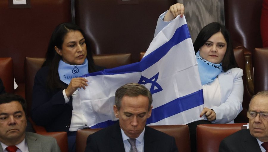 Polémica en la Cuenta Pública: Diputadas Sara Concha y Francesca Muñoz levantan bandera de Israel y desatan la ira de oficialistas