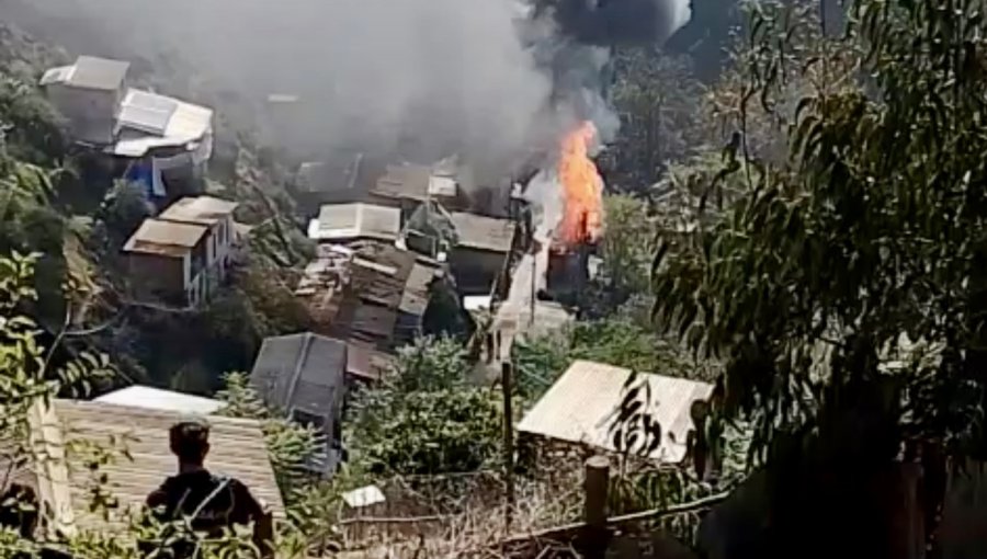 Casa resulta completamente consumida por incendio en cerro Cordillera de Valparaíso