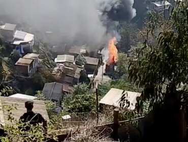 Casa resulta completamente consumida por incendio en cerro Cordillera de Valparaíso