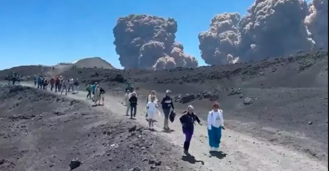 Volcán Etna en Italia entra en erupción y arroja columna de humo de 5.000 metros de altura