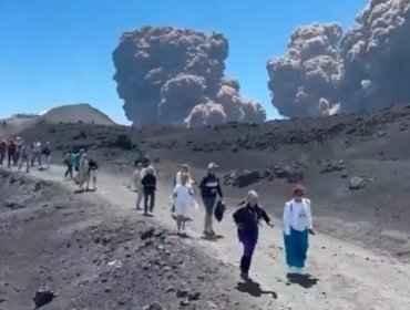Volcán Etna en Italia entra en erupción y arroja columna de humo de 5.000 metros de altura