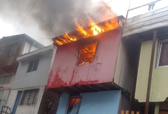Dos incendios afectan a viviendas en el sector de Rodelillo y en el cerro Las Cañas de Valparaíso