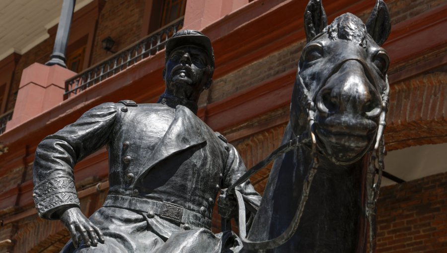 Estatua del general Baquedano volverá a plaza Italia y compartirá espacio con escultura de Gabriela Mistral