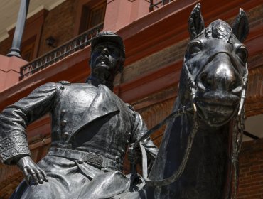 Estatua del general Baquedano volverá a plaza Italia y compartirá espacio con escultura de Gabriela Mistral