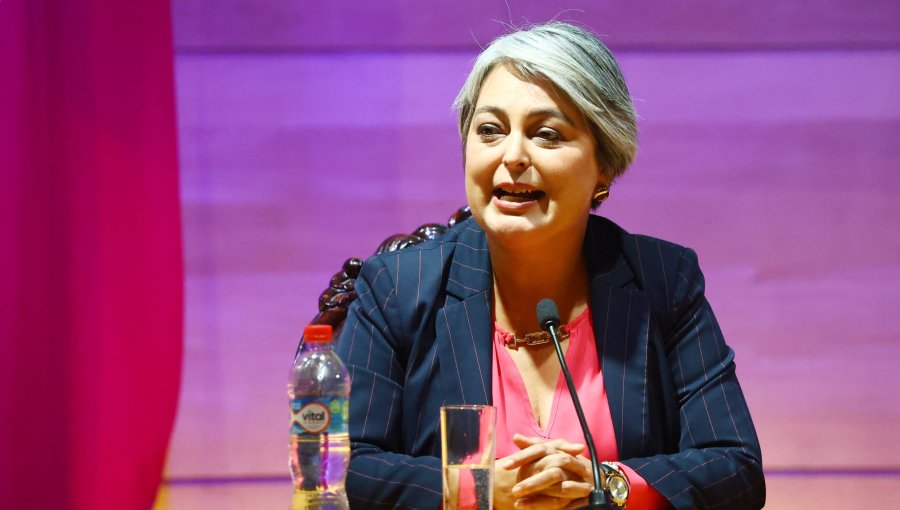 Jeannette Jara dice que Evelyn Matthei "muestra una gran impulsividad" al mandar a callar a vocera (s) de Gobierno