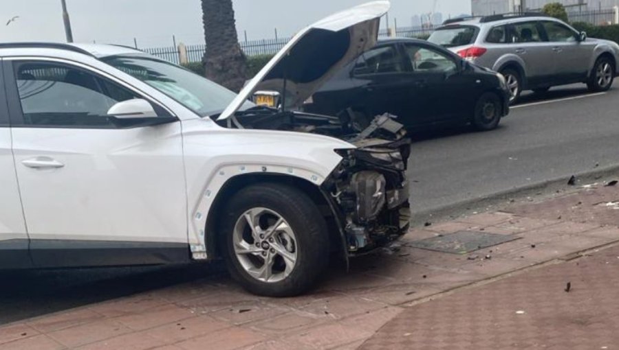 Dos personas lesionadas dejó colisión de una camioneta con microbús en la Av. Errázuriz de Valparaíso