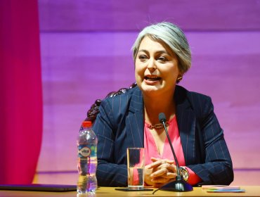 Jeannette Jara dice que Evelyn Matthei "muestra una gran impulsividad" al mandar a callar a vocera (s) de Gobierno