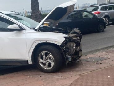 Dos personas lesionadas dejó colisión de una camioneta con microbús en la Av. Errázuriz de Valparaíso