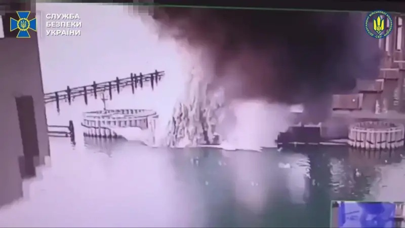 Servicio de Seguridad de Ucrania afirma que atacó un puente clave de Crimea con explosivos submarinos