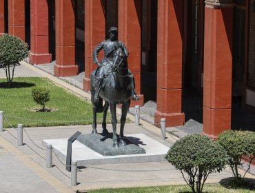 Presidenta del FA dice que le hubiese gustado una "relocalización" del monumento de Baquedano para evitar un "debate de bandos"