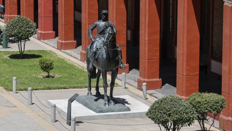 Presidenta del FA dice que le hubiese gustado una "relocalización" del monumento de Baquedano para evitar un "debate de bandos"